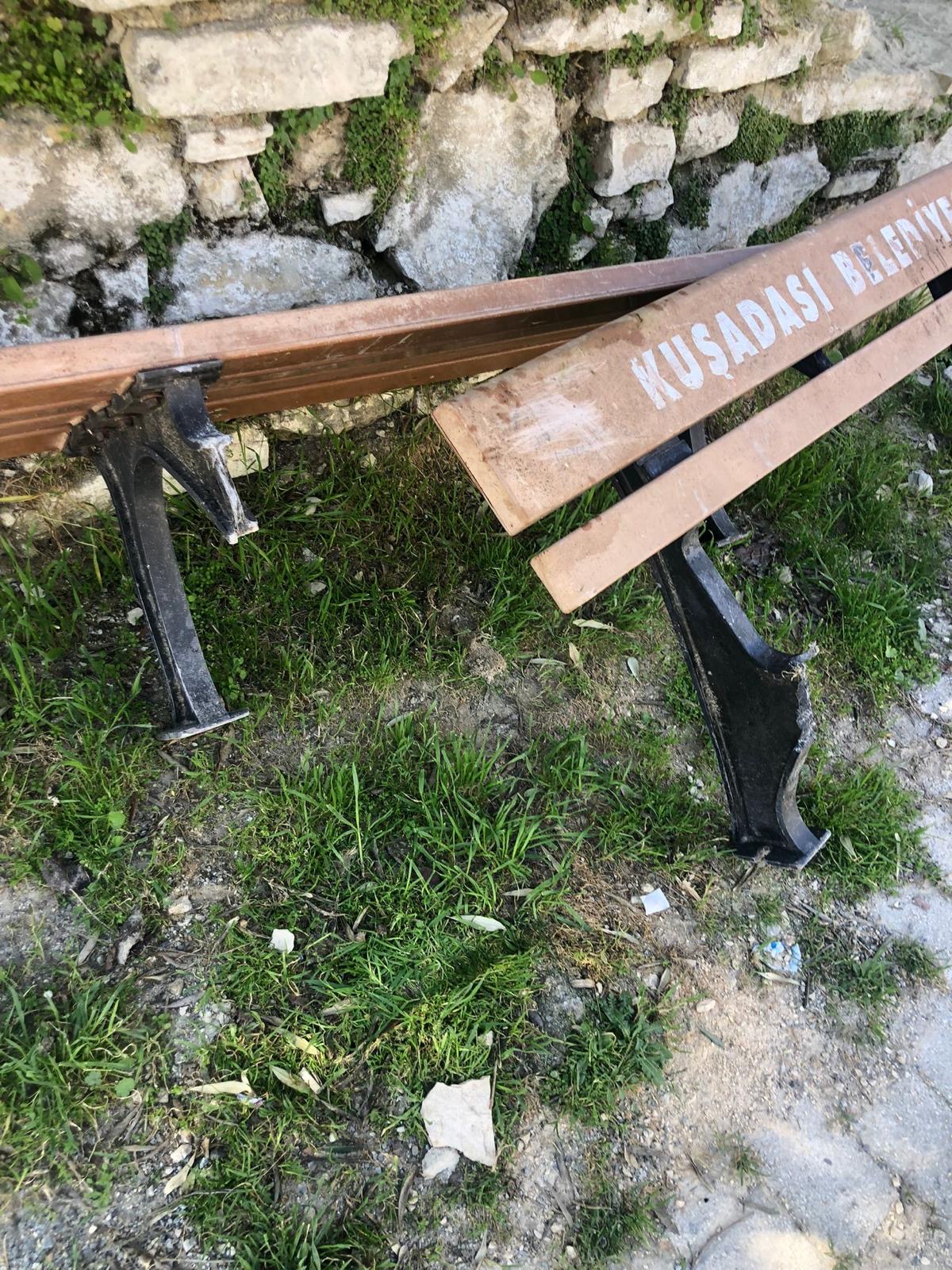 Vandallar şimdi de park ve bahçelere dadandı!