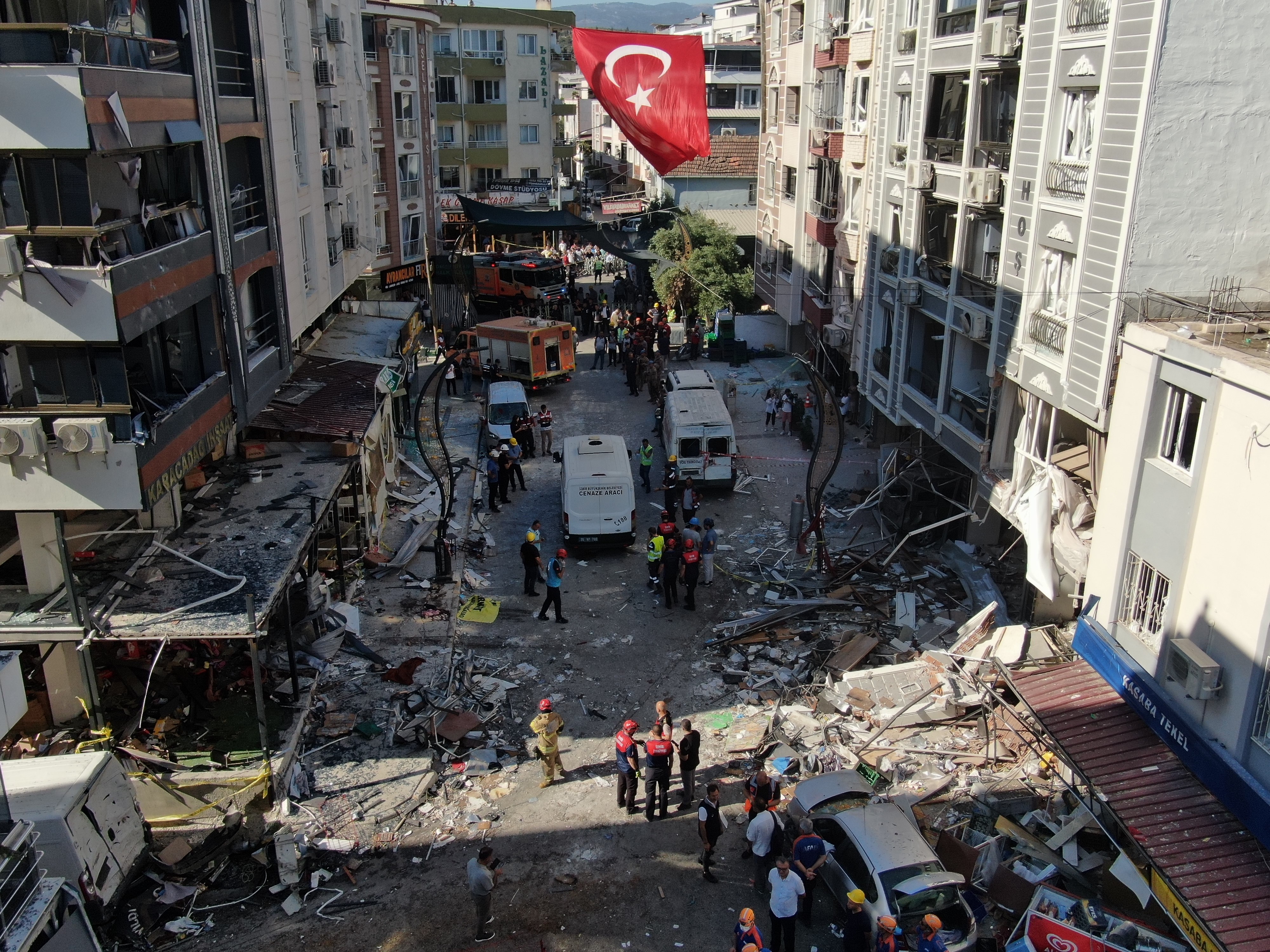 İzmir'deki patlamada 5 kişi öldü, 57 kişi yaralandı