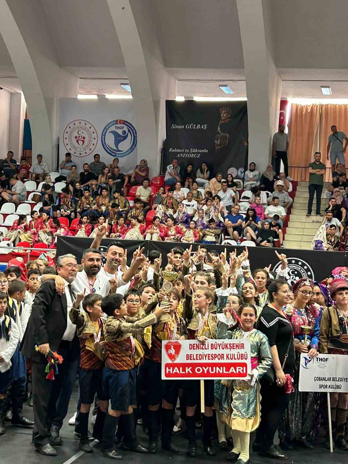 Denizli Büyükşehir Halk Oyunları Aydın’dan şampiyonlukla döndü