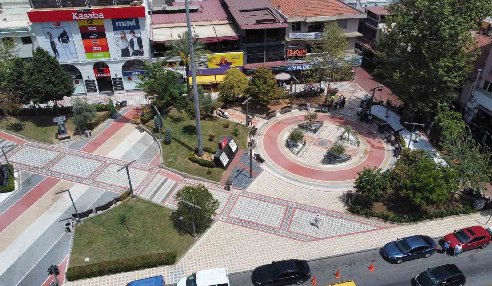 Nazilli Belediyesi’nden meydanda temizlik ve bakım çalışması