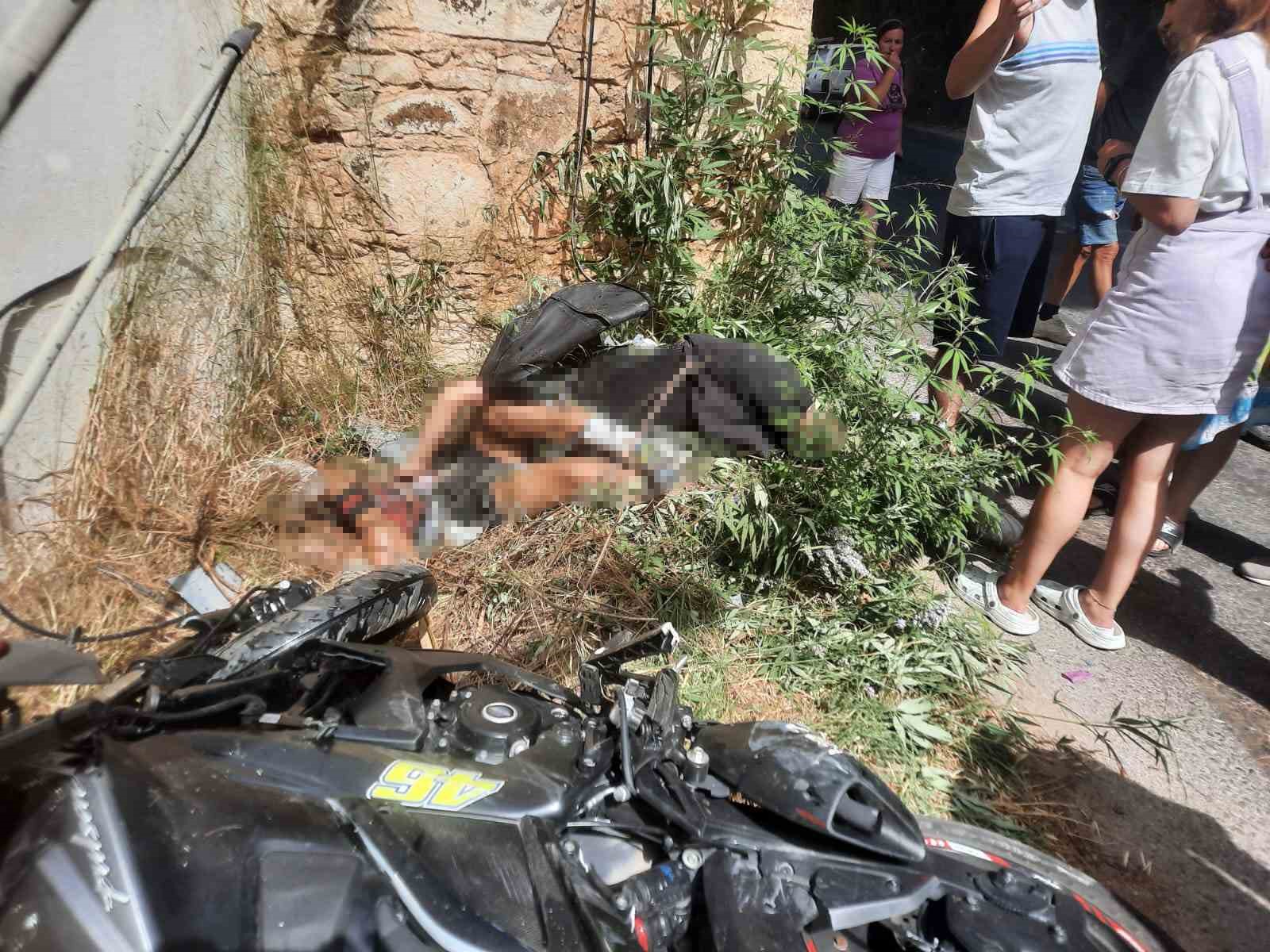Bodrum’da feci kaza: Araca çarpan motosikletteki 2 genç hayatını kaybetti