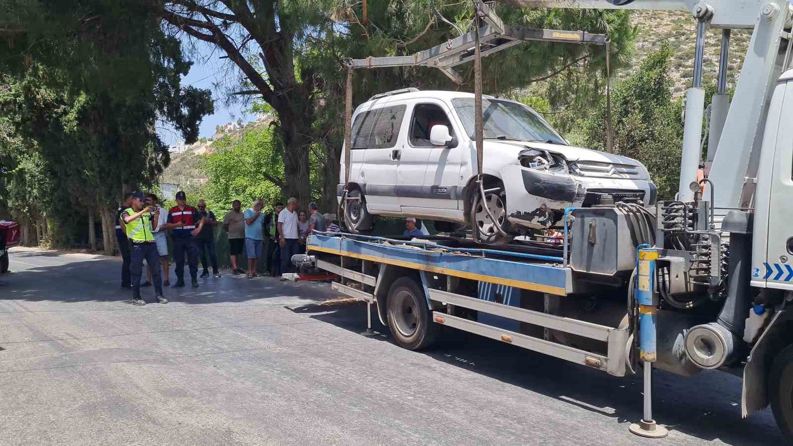 Bodrum’da feci kaza: Araca çarpan motosikletteki 2 genç hayatını kaybetti