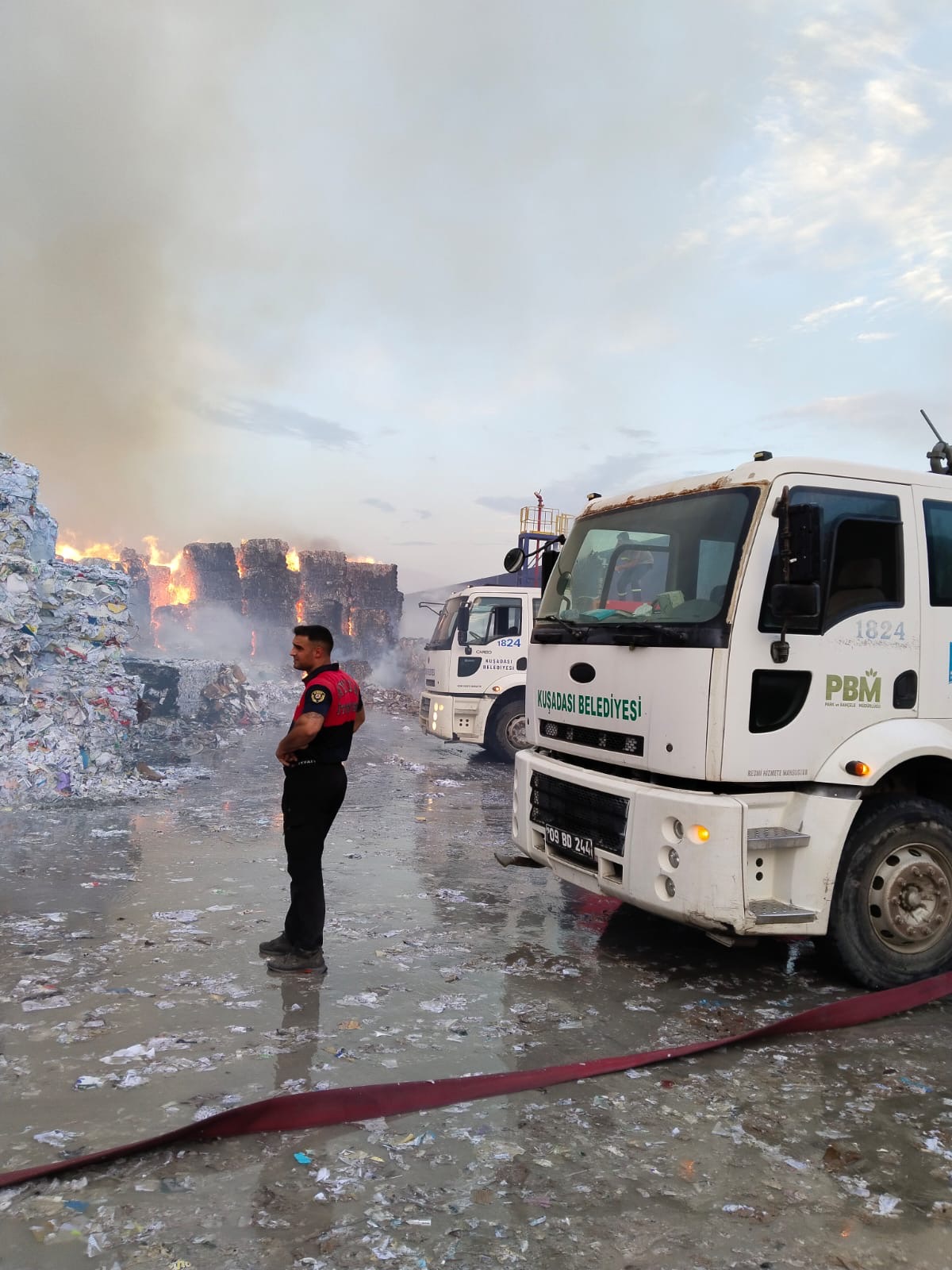 Kuşadası Belediyesi Söke’deki yangına müdahale için harekete geçti