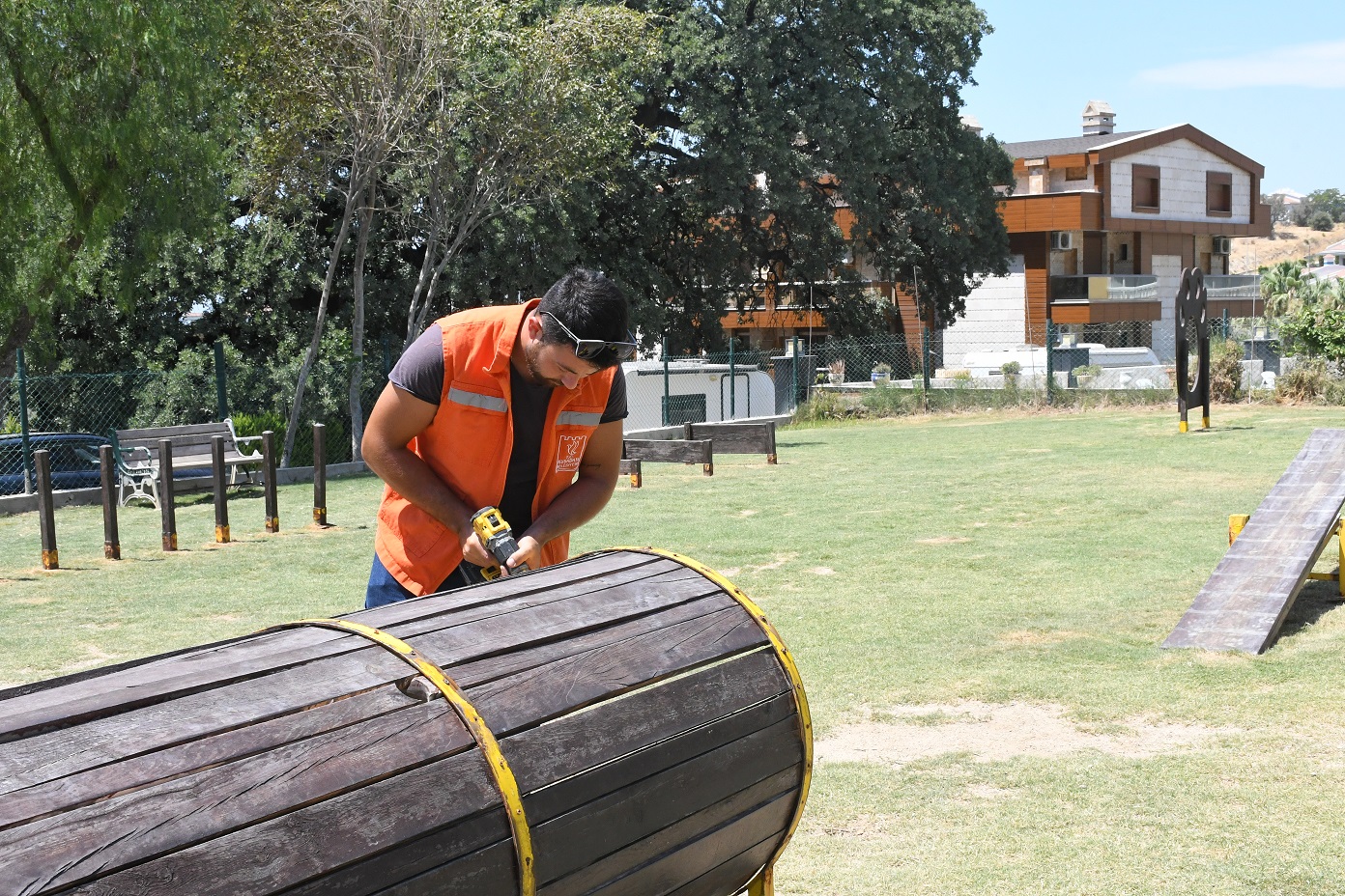 Kuşadası'nda parklarda bakım onarım çalışmaları sürüyor