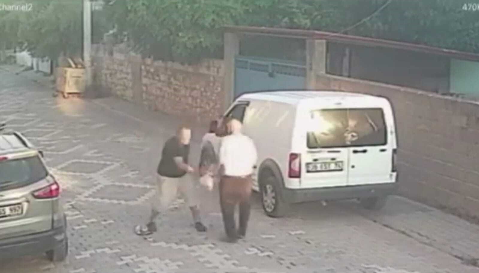 Önünü kestiği yaşlı adama önce tokat attı, ardından sopayla saldırdı