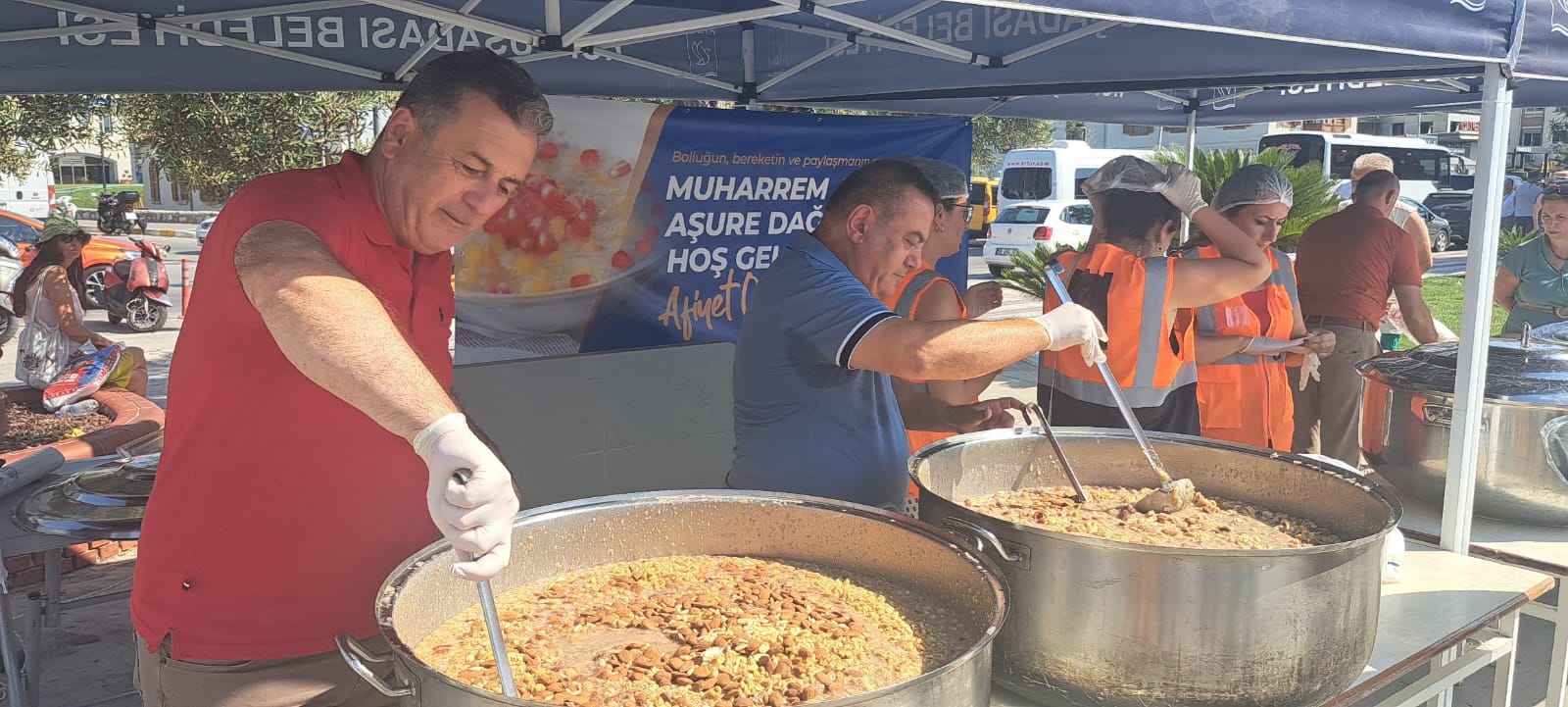 Kuşadası Belediyesi Aşure Bereketini 8 Bin Kişi İle Paylaştı