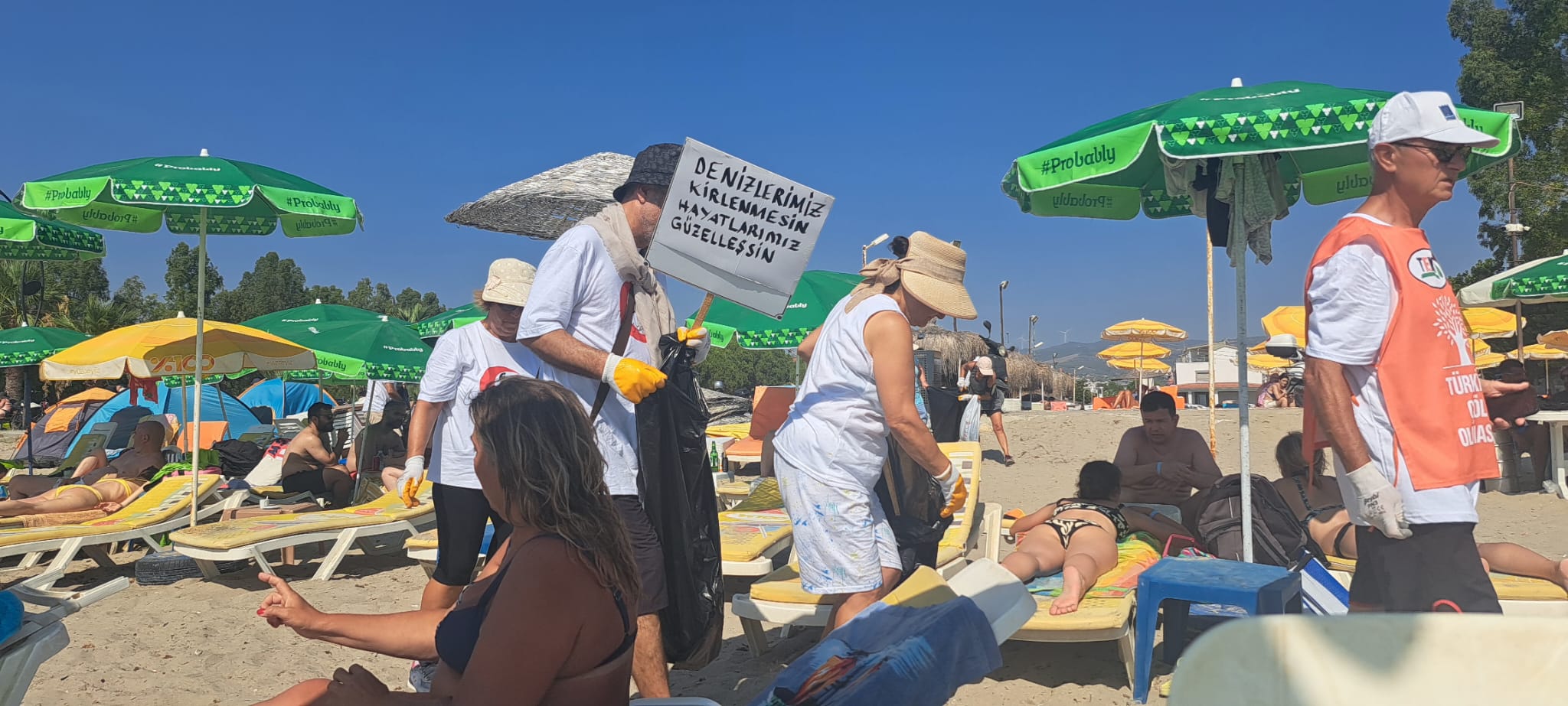 Kuşadası'nda Gönüllüler Sahil Temizliğiyle Örnek Oldu