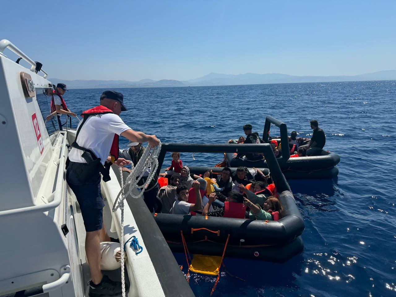 Kuşadası'nda Yunanistan'ın Geri İttiği 18 Göçmen Kurtarıldı