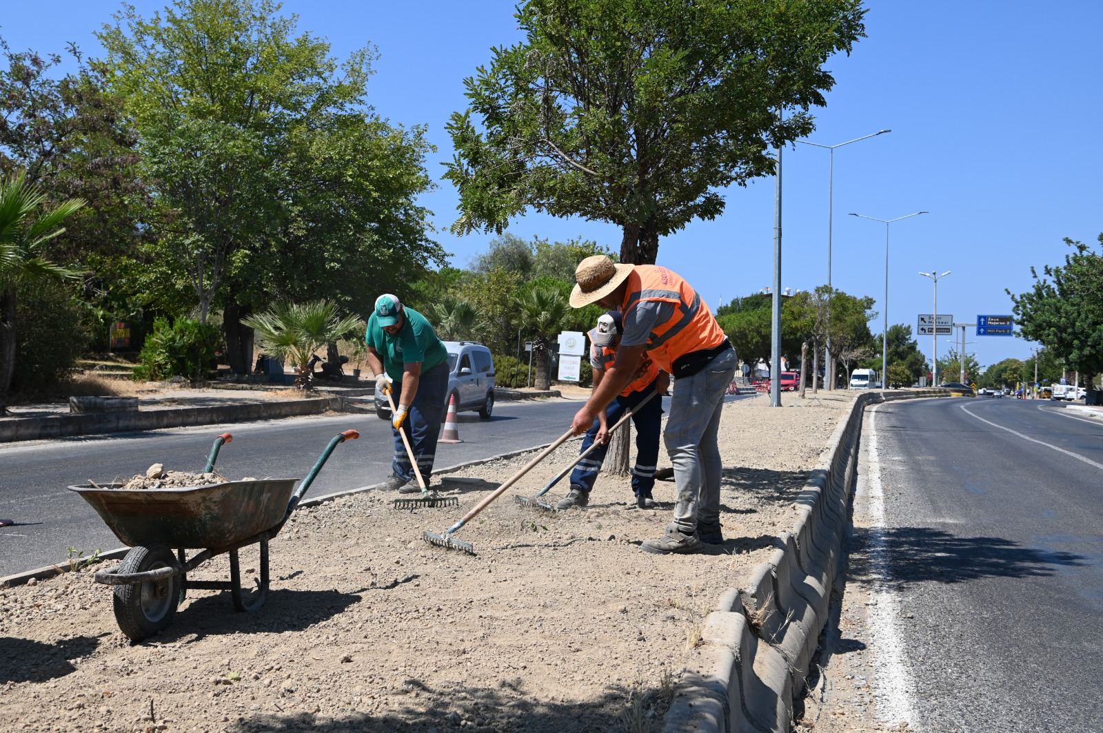 Güzelçamlı'nın refüj ve kavşaklarına estetik düzeltme