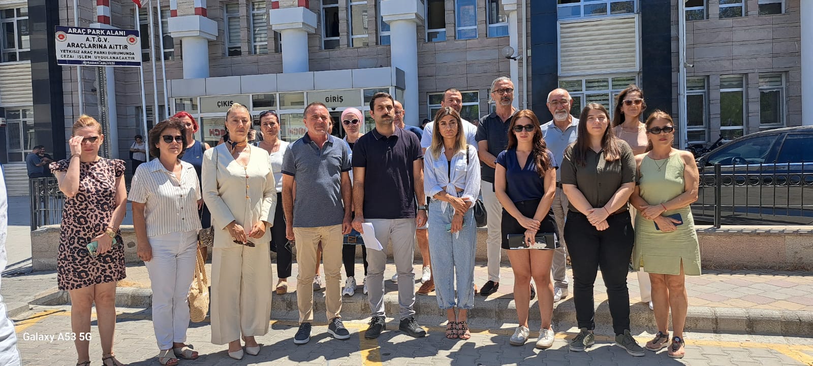 Kuşadası CHP Gençlik Kolları Başkanı Eren Erdem, Instagram Engelini Protesto Ederken Suç Duyurusunda Bulundu