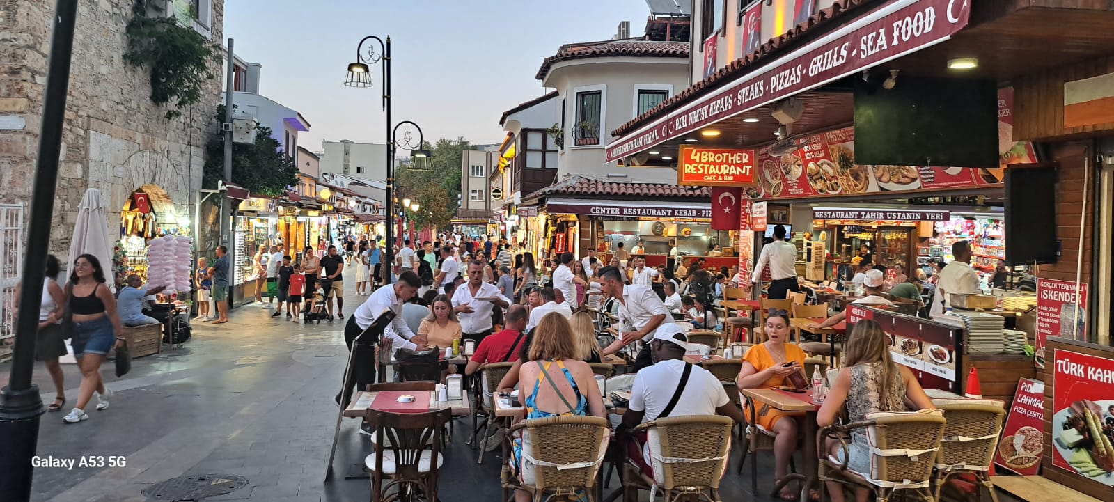 Kuşadası, Yazın Kalbinde Atıyor!