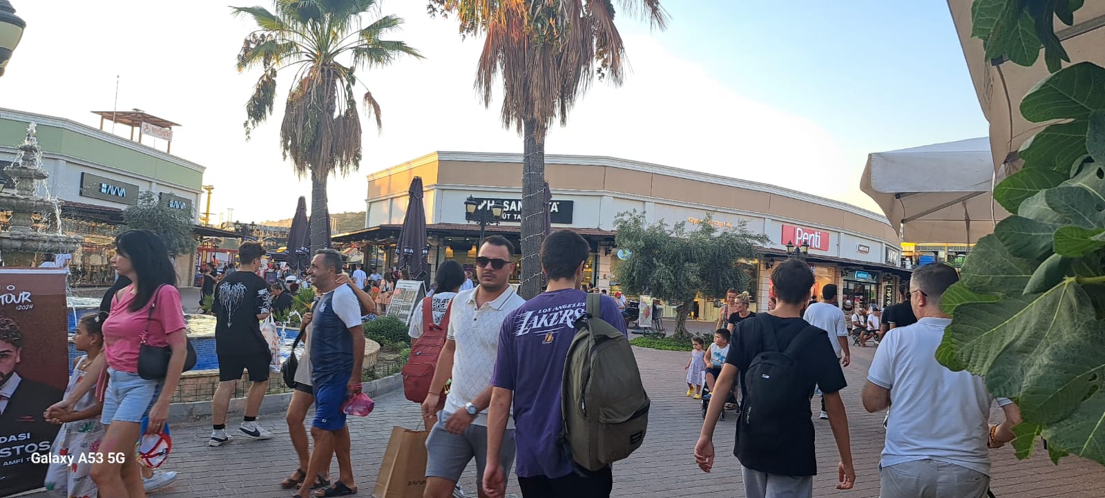 Kuşadası'nda Yaz Konserleri Coşkusu: AVM'ler Tıklım Tıklım!