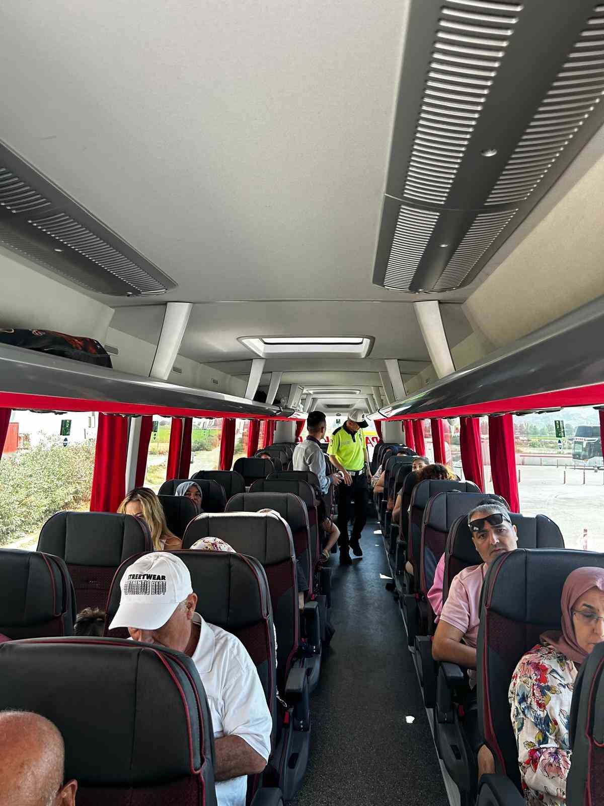 Trafik ekipleri emniyet kemerinin önemine dikkat çekti
