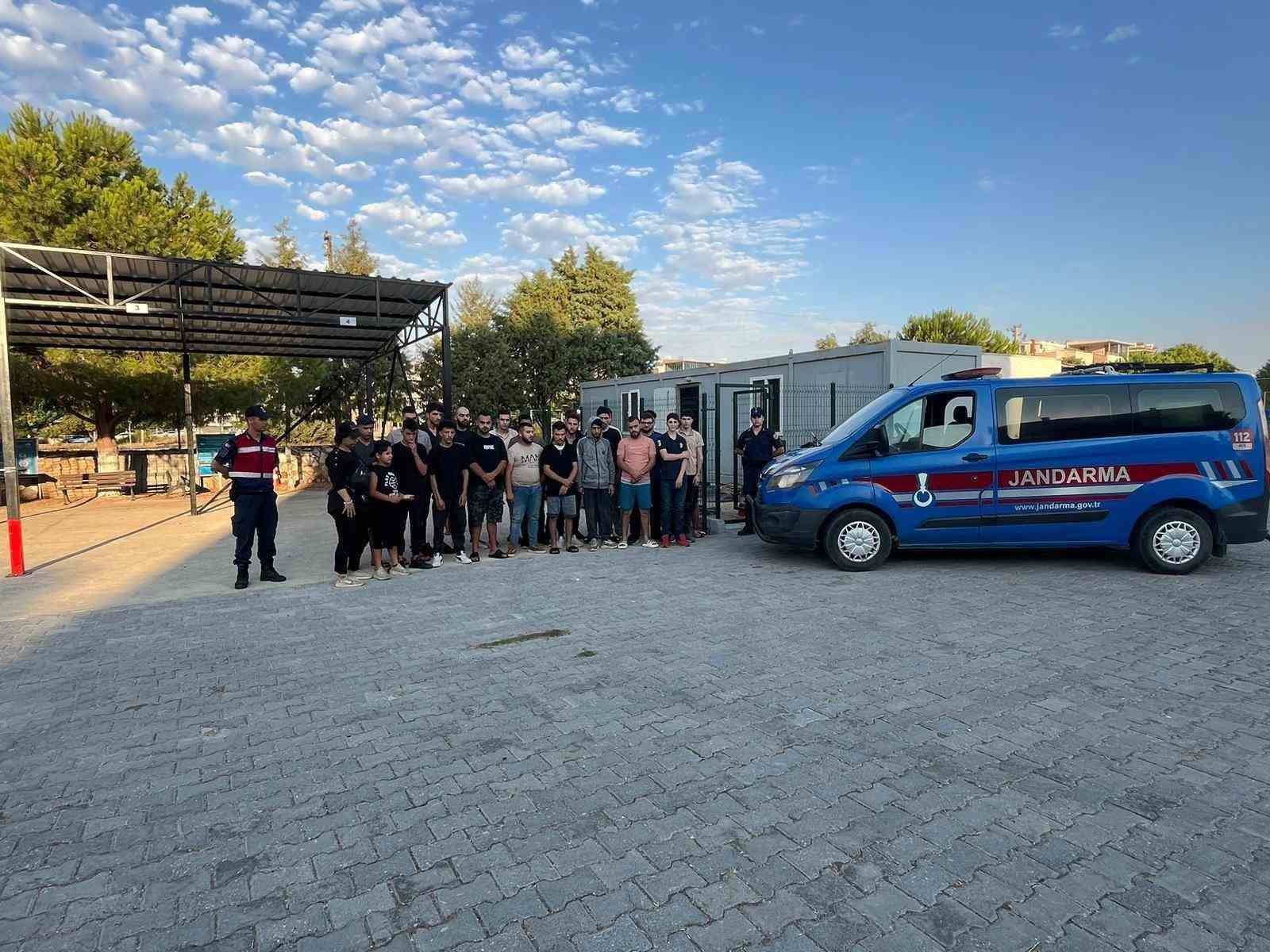 Didim’de 25 düzensiz göçmen ve 1 göçmen kaçakçısı şüphelisi yakalandı