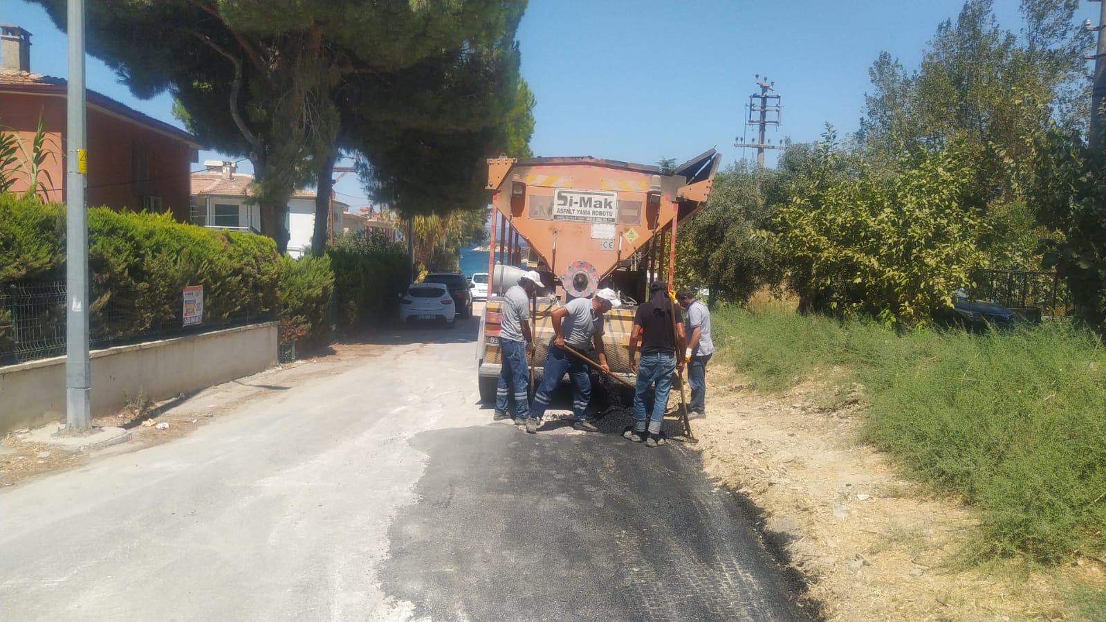 Kuşadası Belediyesi yol yapım çalışmalarını sürdürüyor