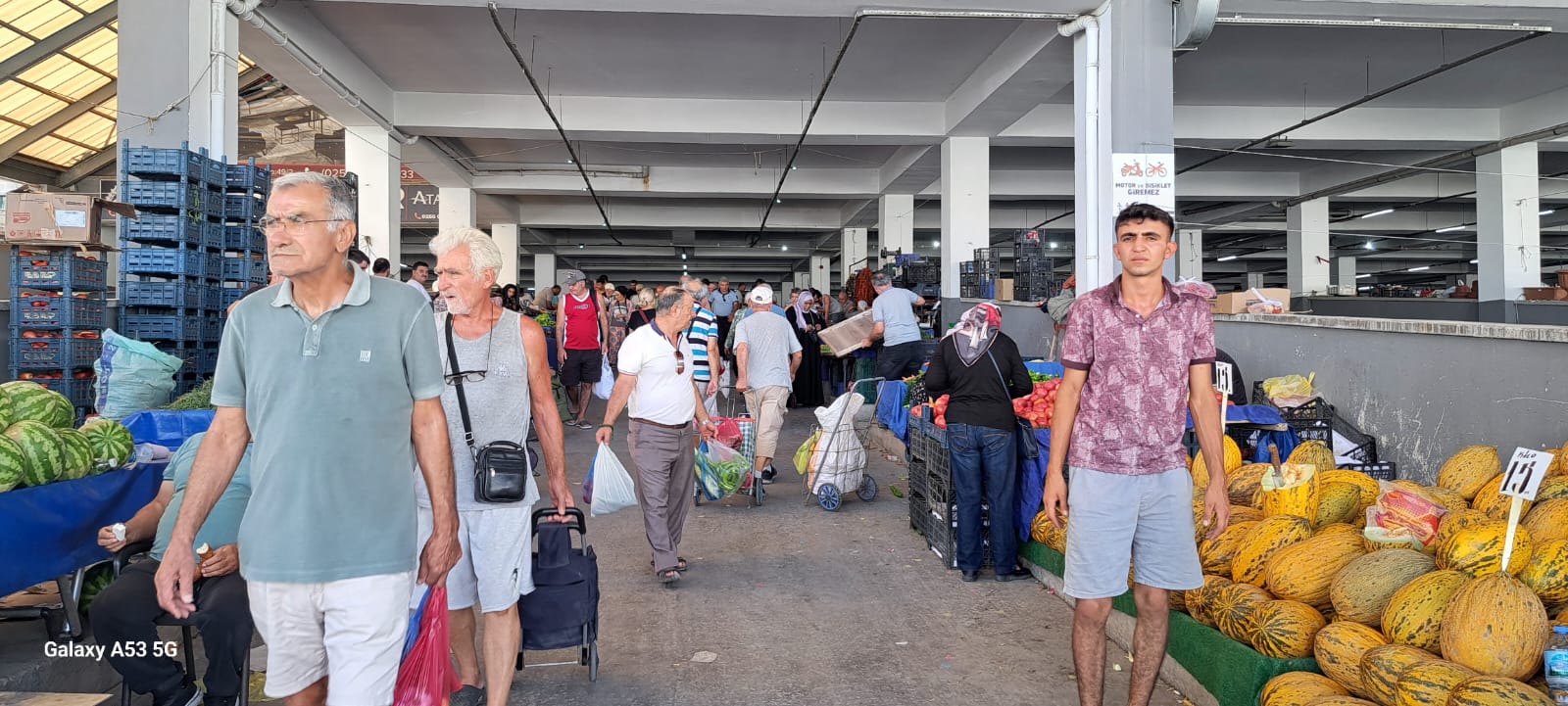 Kuşadası Cuma Pazarı'nda Fiyat Fırtınası: Vatandaşın Alım Gücü Sınanıyor!