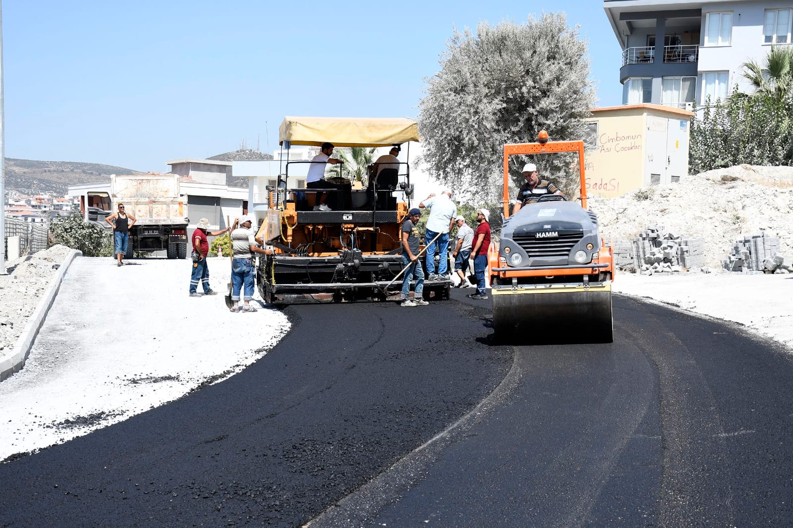 Kuşadası'nda sıcak asfalt seferberliği devam ediyor Değirmendere Mahallesi'ne 2 bin 500 metrekare yeni yol daha