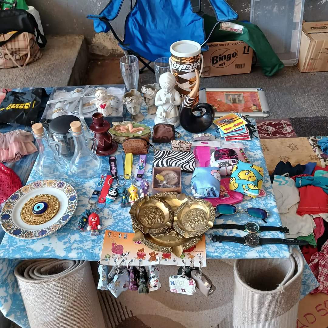 Okullar Açılıyor, Veliler Kuşadası Bit Pazarı'nda!