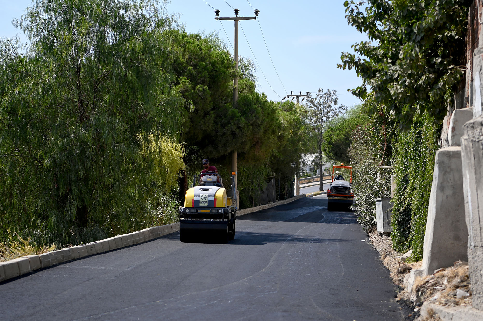 Kuşadası'nda asfalt seferberliği Kadınlar Denizi mahallesiyle sürüyor