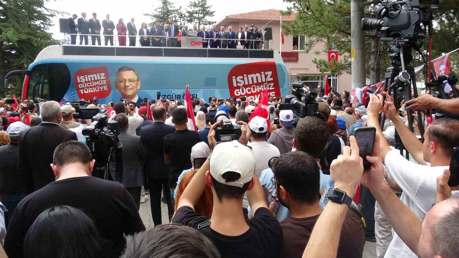 CHP Genel Başkanı Özgür Özel'den Dumlupınar'da Demokrasi Dersi