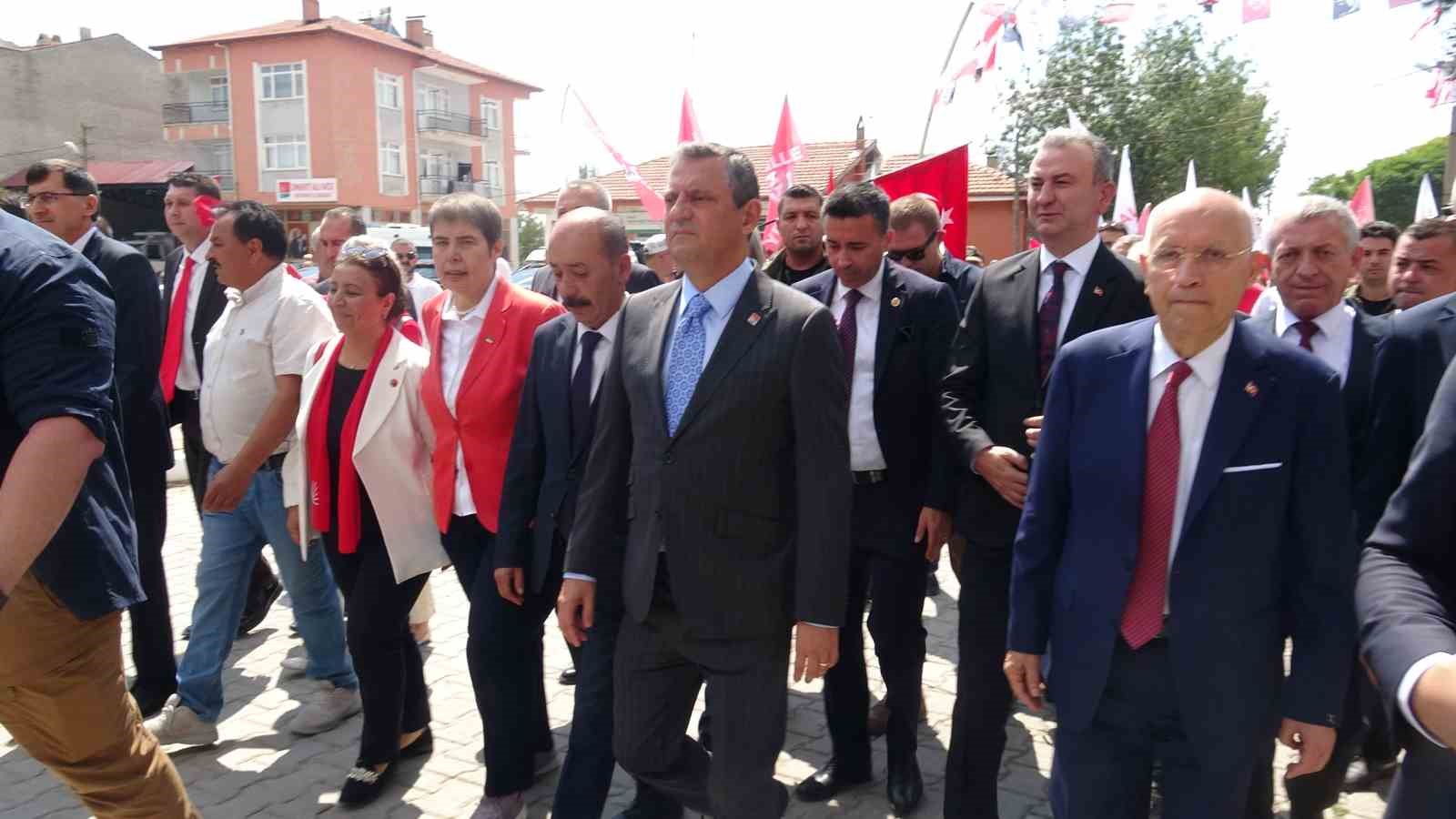 CHP Genel Başkanı Özgür Özel'den Dumlupınar'da Demokrasi Dersi