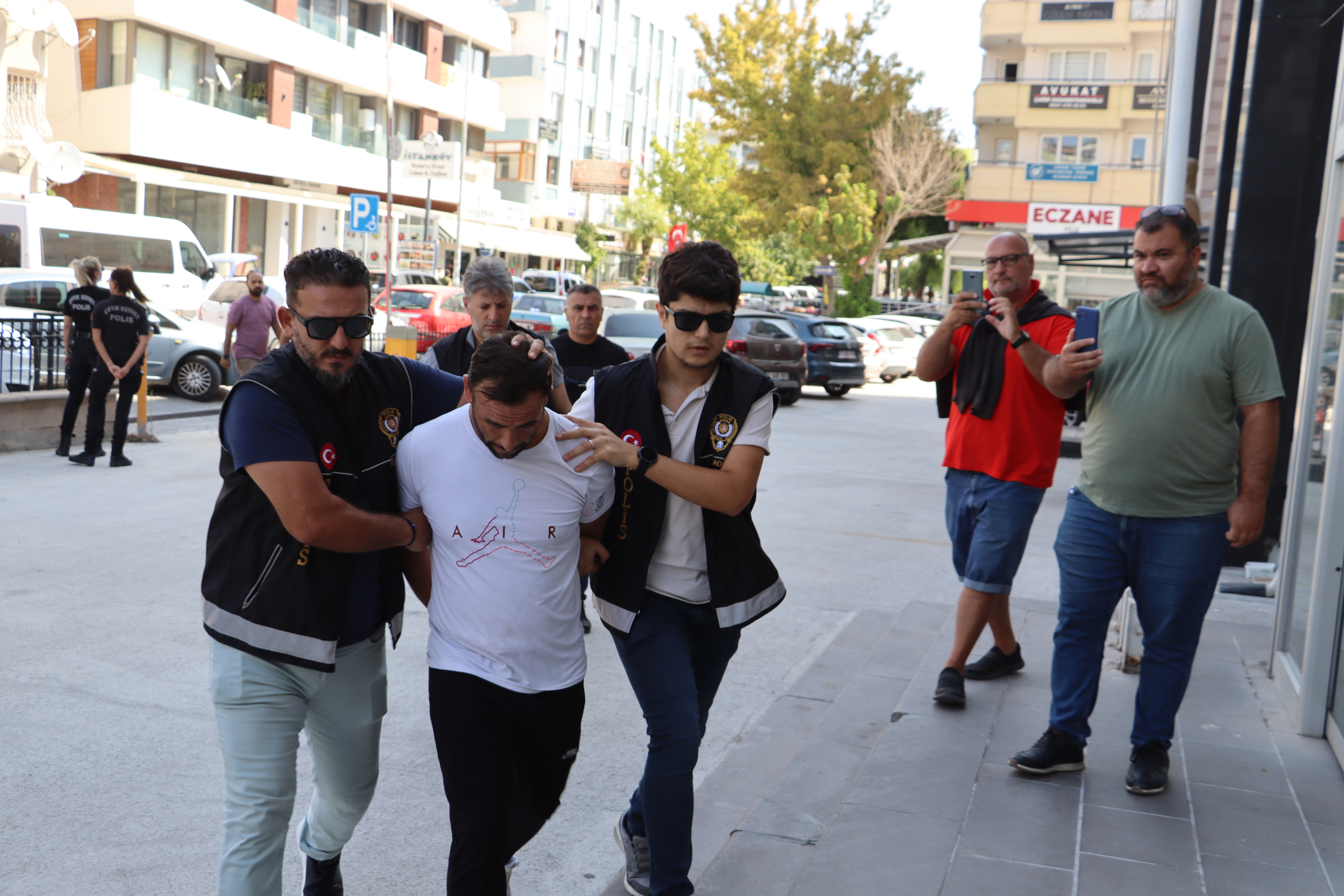 Kuşadası'nda Dehşet Verici Cinayet: Kadın Eşi Tarafından Vurularak Öldürüldü, Katil Koca Yakalandı