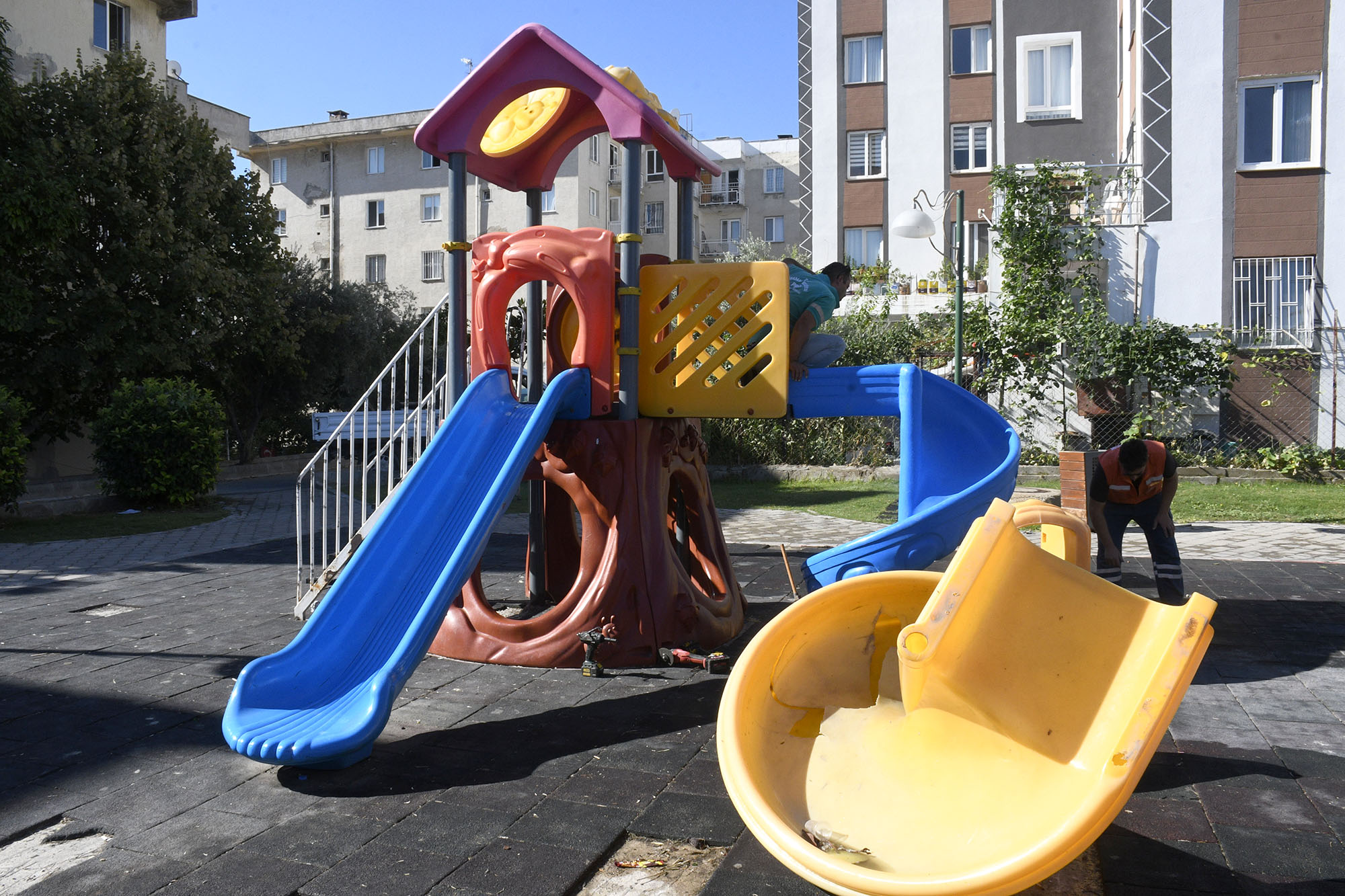 Kuşadası'nda Çocuk Parkı Vandalizm Mağduru
