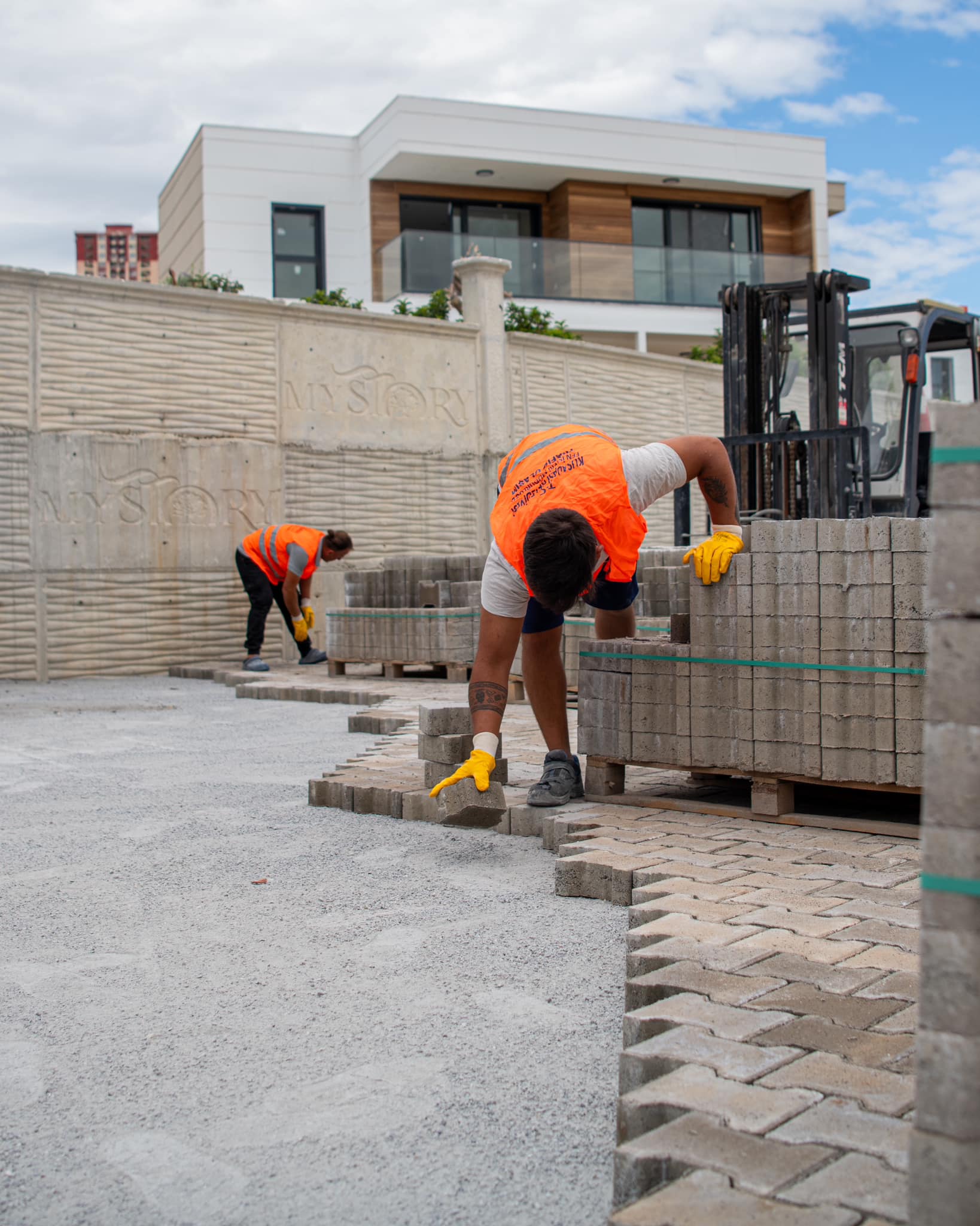 Kuşadası'nda Yollar Yenileniyor, Değirmendere Mahallesi'ne Yatırım Devam Ediyor