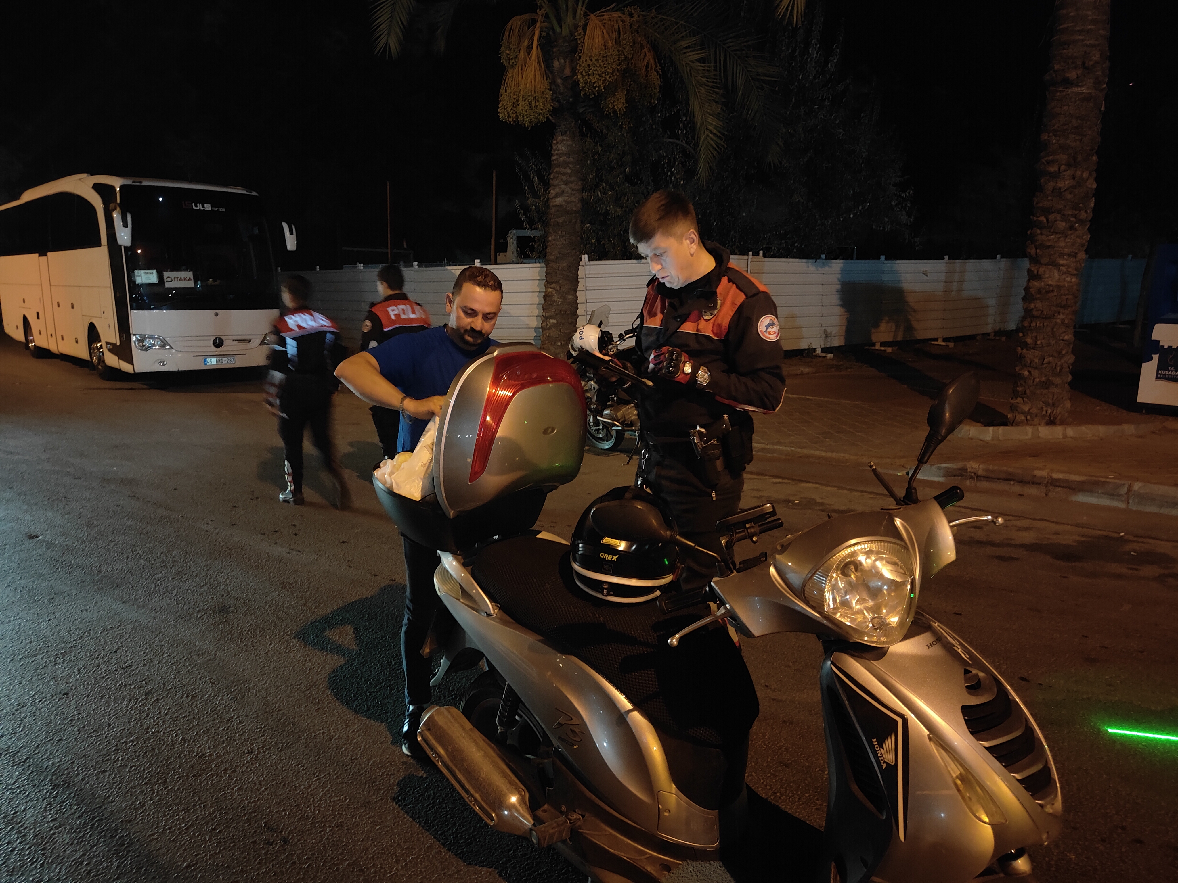 Kuşadası’nda Yunus timlerinin yaptığı şok uygulamalarında ruhsatsız silah ele geçirildi