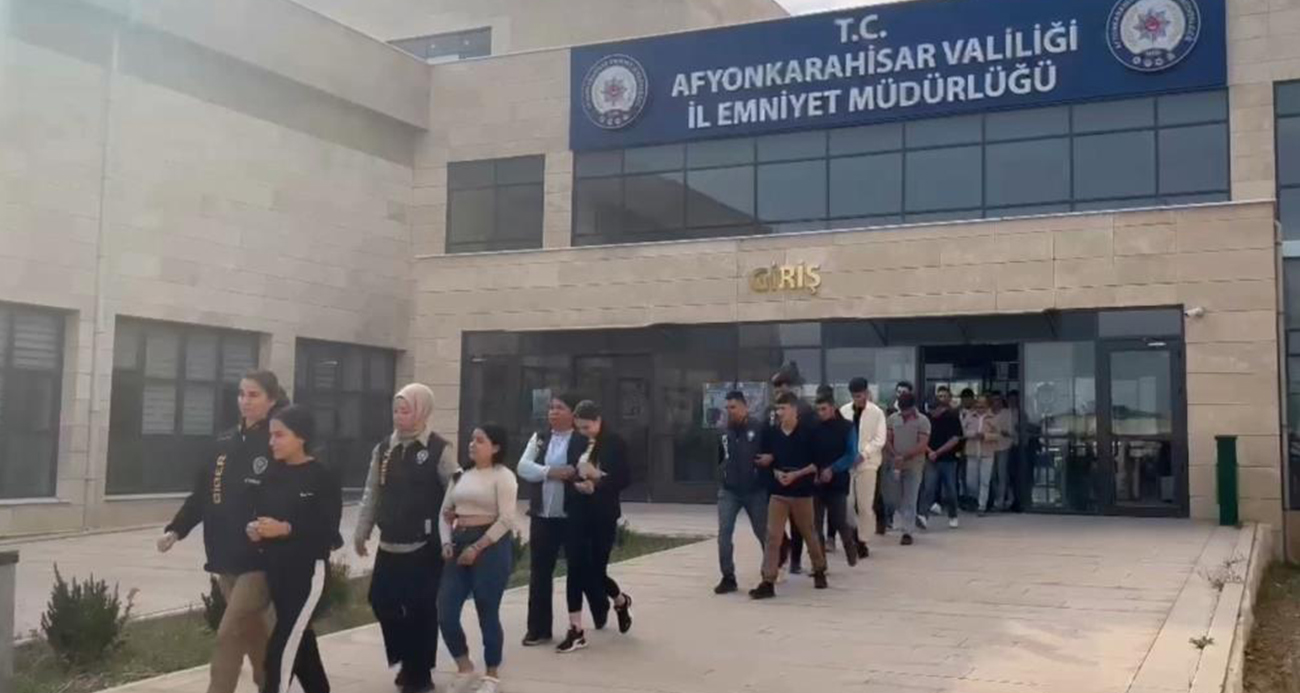 Dijital ortamda 272 kişiyi 17 milyon 500 bin TL dolandıran çeteye polisten darbe