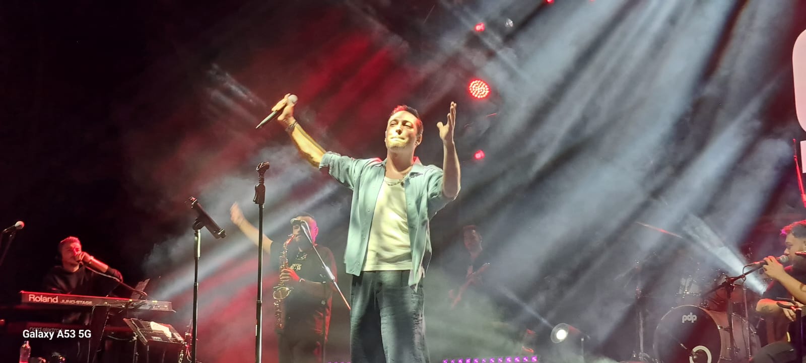 Kuşadası'nda Dijital Yaşam Başladı: Ada Mobil'in İlk Hediyesi Oğuzhan Koç Konseriyle Kutlandı