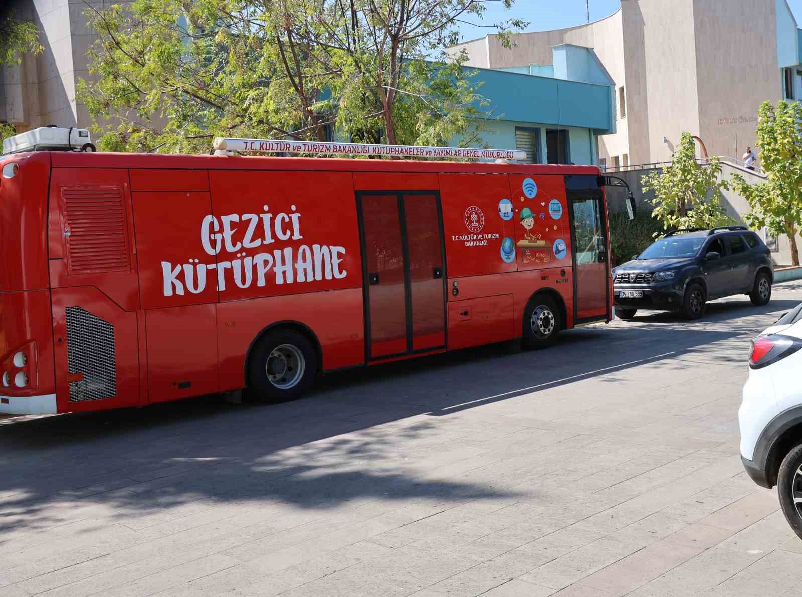 Aydın’daki gezici kütüphaneden Atilla Koç’un ismi silindi