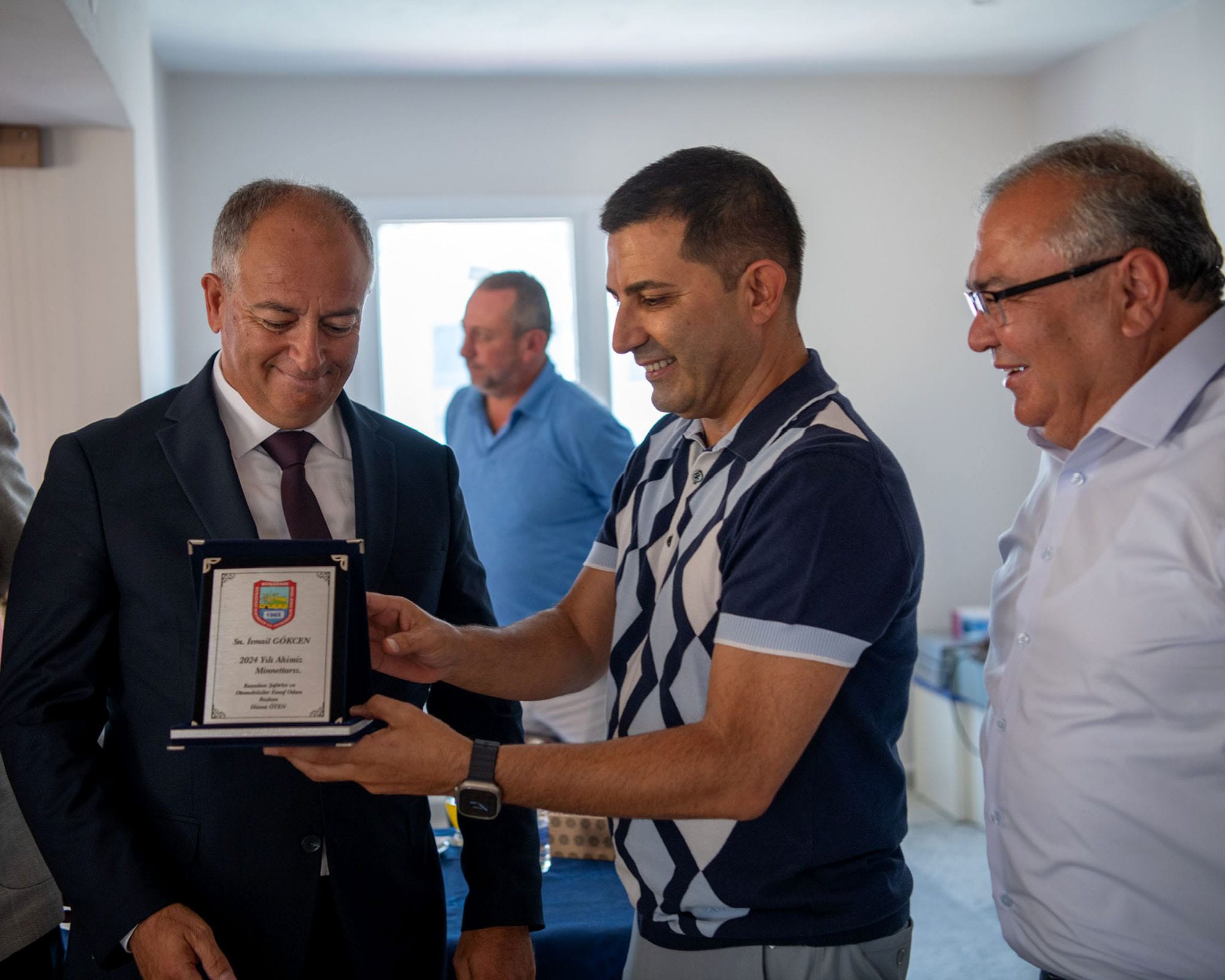 Başkan Günel'den Depremzede Aileye Ahilik Ödülü ve Anlamlı Jest