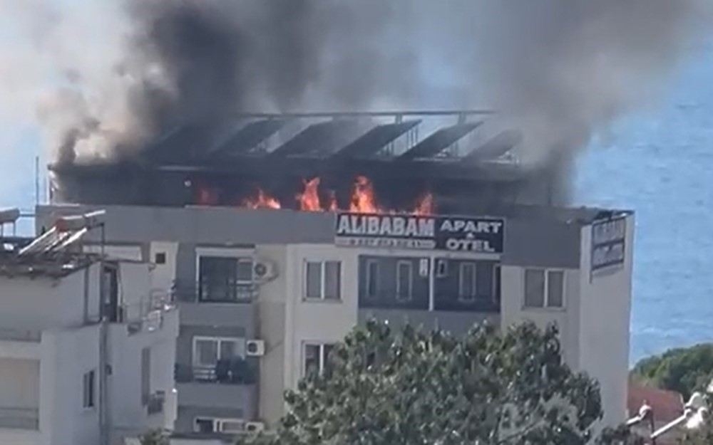Kuşadası'nda Panik Yaratacak Yangın! Apart Otel Alev Alev