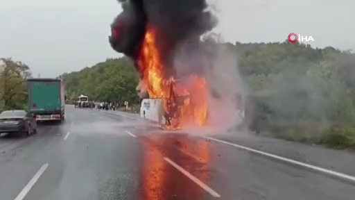 Yolcu otobüsü alev topuna döndü, yolcular tahliye edildi