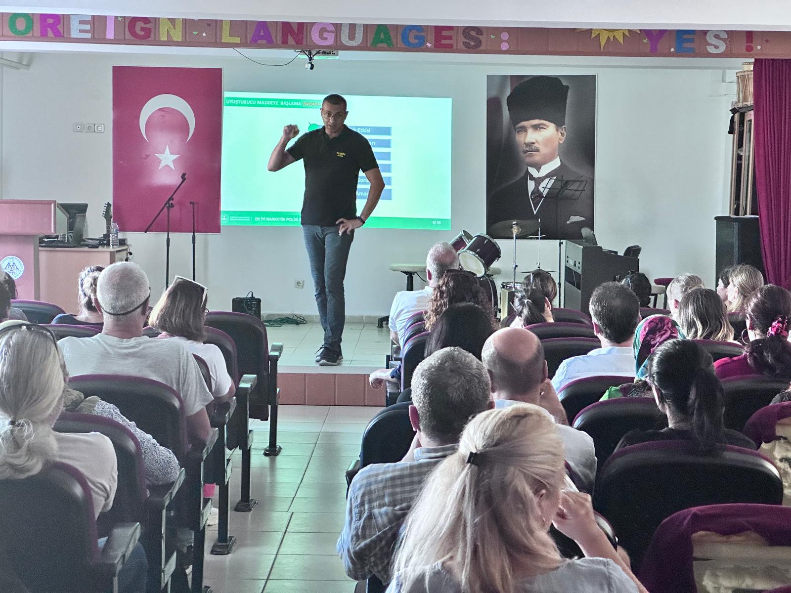 Kuşadası Emniyeti'nden Gençlere ve Velilere Uyuşturucu Bilinci Eğitimi