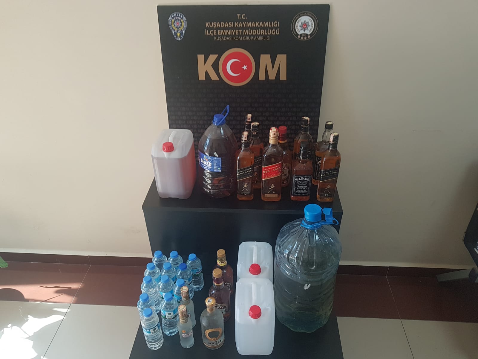 Kuşadası'nda Sahte Alkol Operasyonu: 17 Şüpheli Şişe Ele Geçirildi