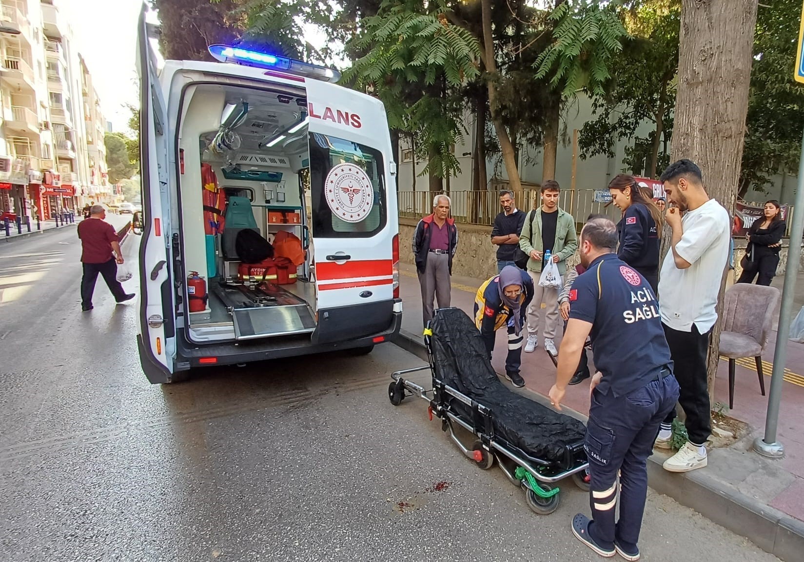Dönüş yapmak isteyen otomobil yayaya çarptı: 1 yaralı