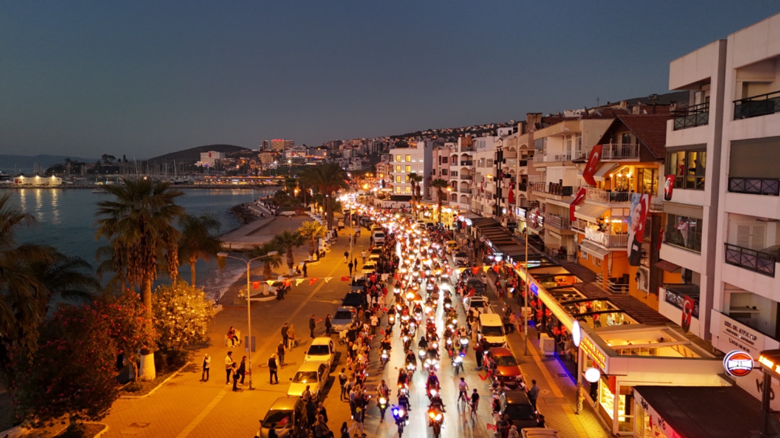 Kuşadası’nda on binler Cumhuriyet için yürüdü