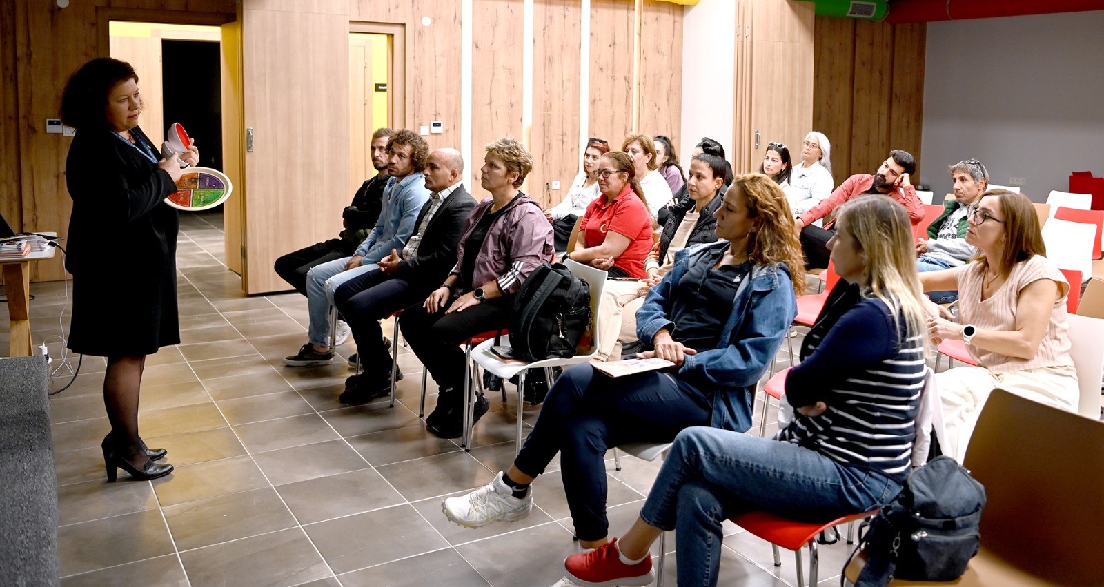 Kuşadası’nda antrenörlere sporcu beslenmesindeki yenilikler anlatıldı