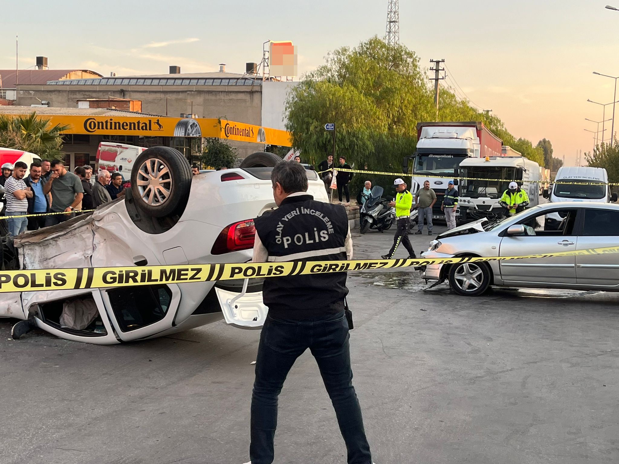 Trafik kazasında ortalık savaş alanına döndü: 1'i ağır 2 yaralı