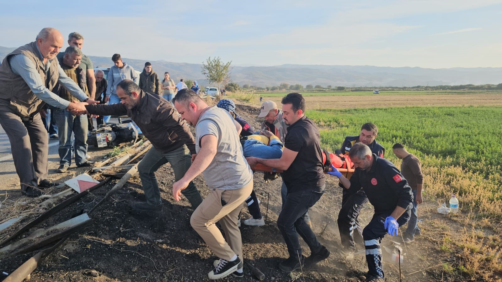 Viraja hızlı giren otomobil ve motosiklet ardı ardına kaza yaptı: 1 yaralı