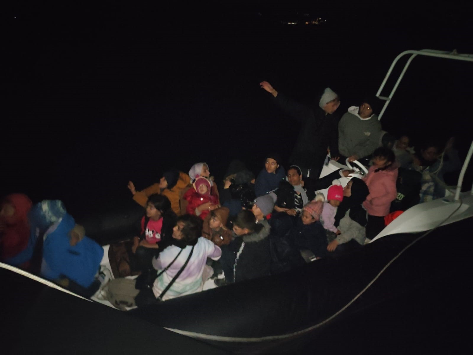Kuşadası’nda 48 düzensiz göçmen kurtarıldı