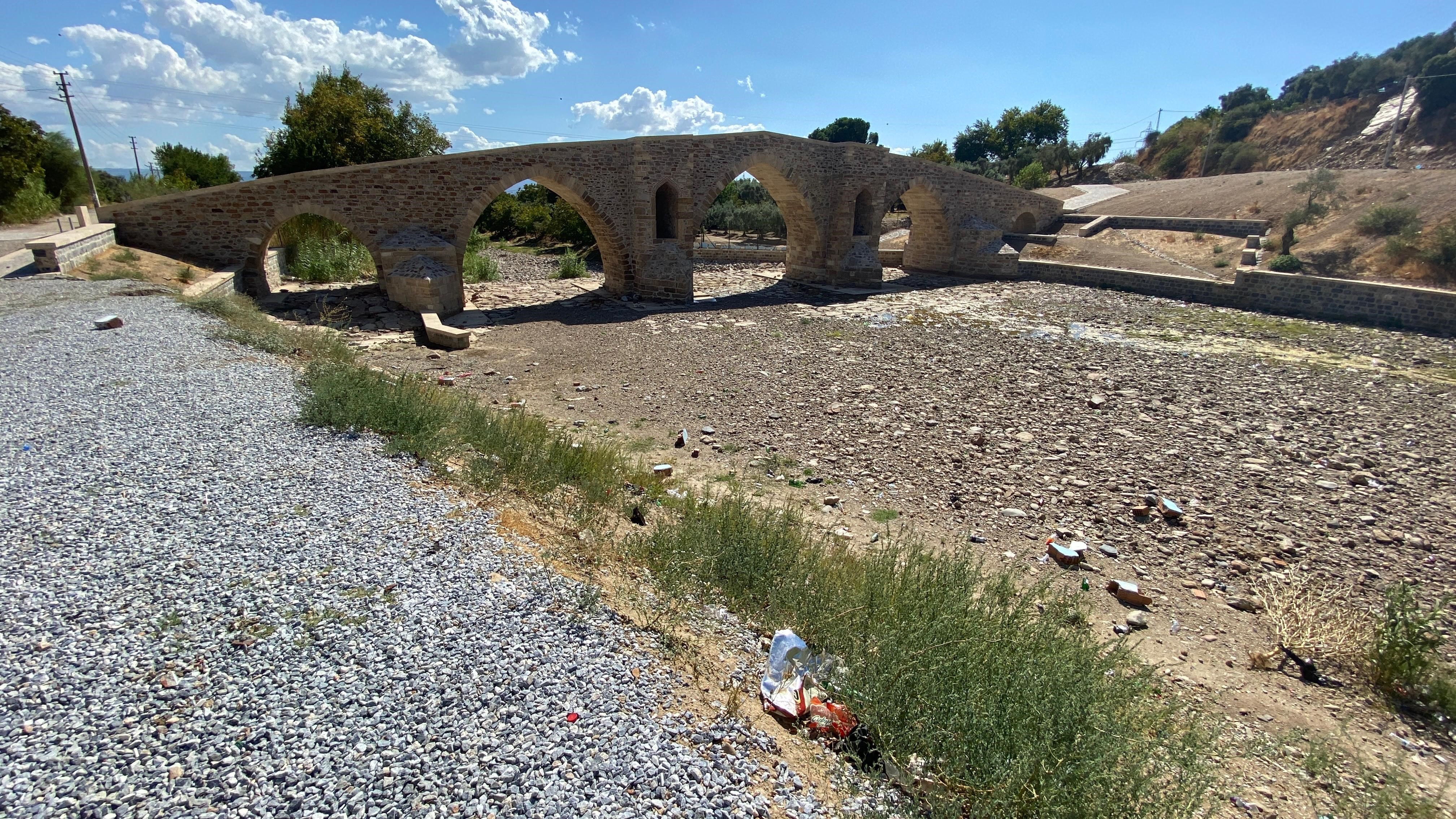 Restorasyonu tamamlanan tarihi köprü vandalların hedefi oldu