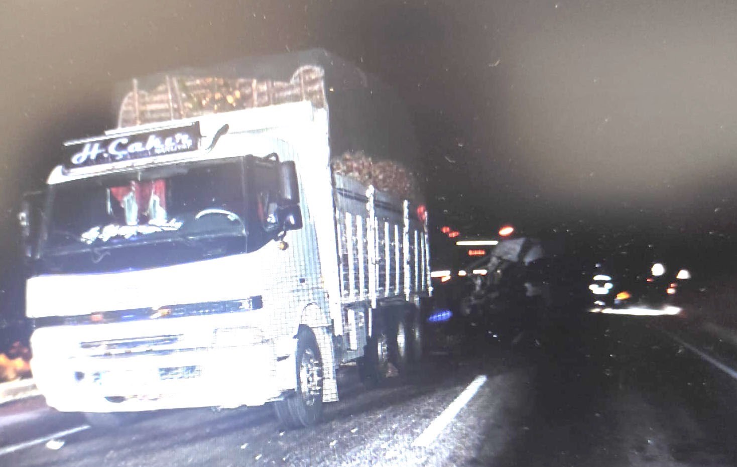Kamyon ile minibüs çarpıştı: 1 ölü, 2 yaralı