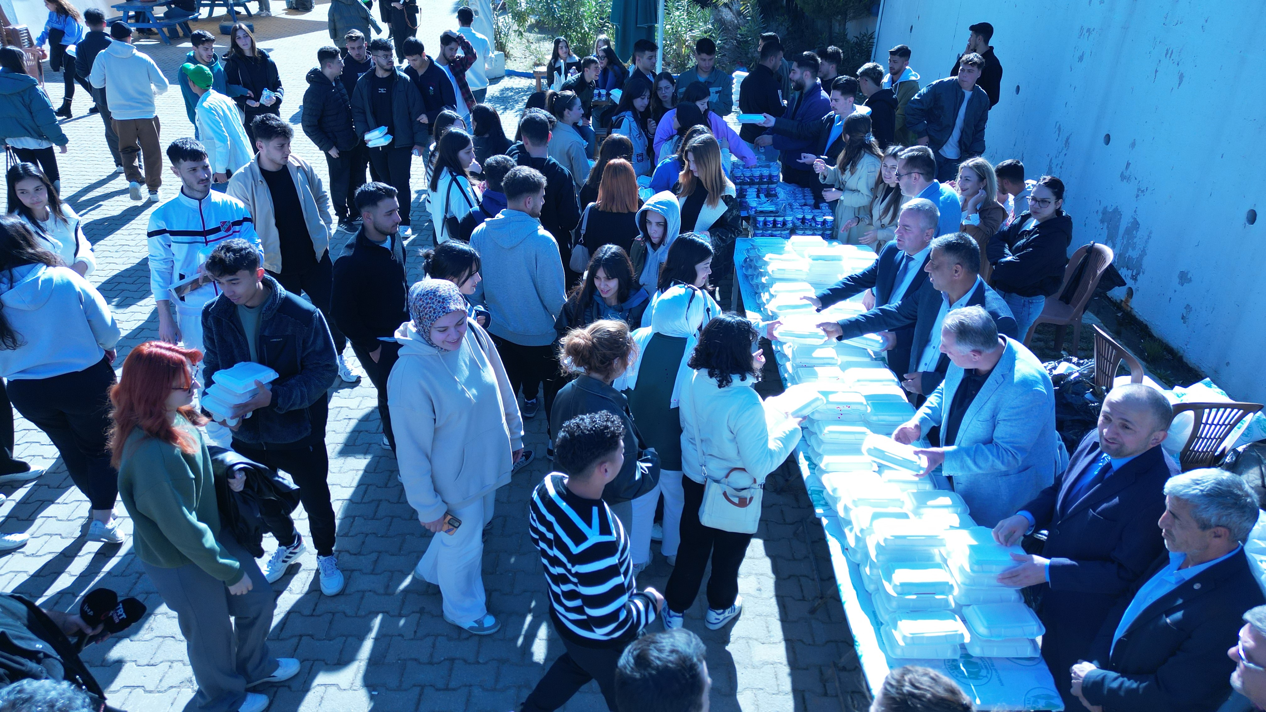 Üniversite heyecanı yaşayan gençlere 6 buçuk metrelik pideyle ‘hoş geldiniz’ dediler