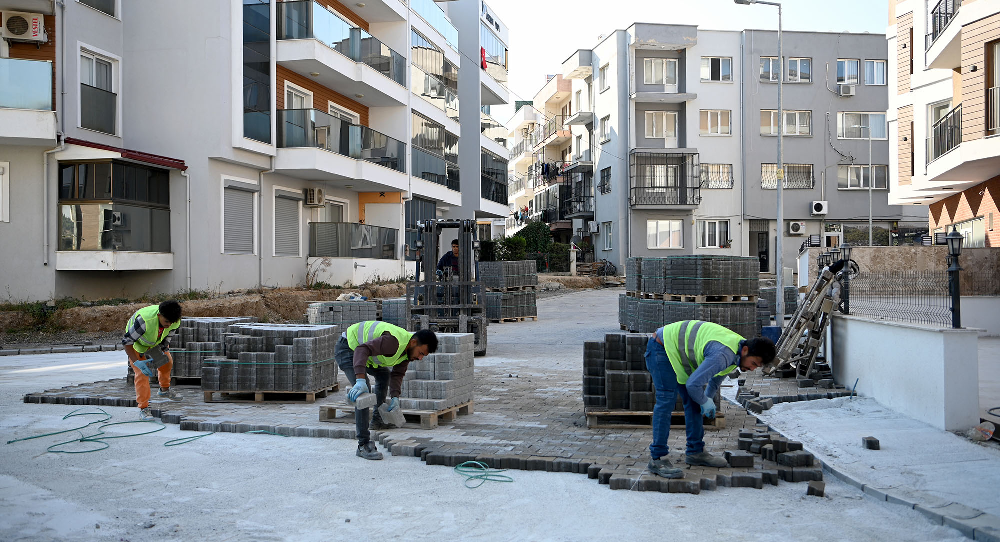 Kuşadası Belediyesi’nden kentin farklı mahallelerinde kesintisiz yol mesaisi