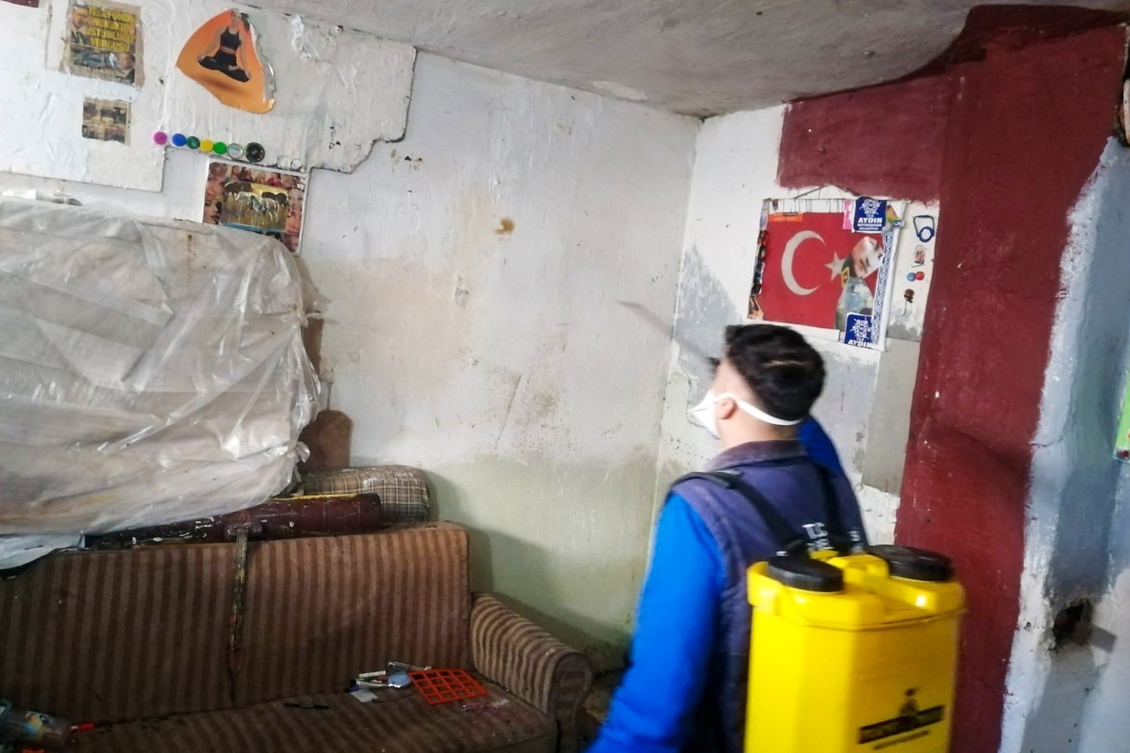 Efeler’deki evden 2 kamyon çöp çıktı