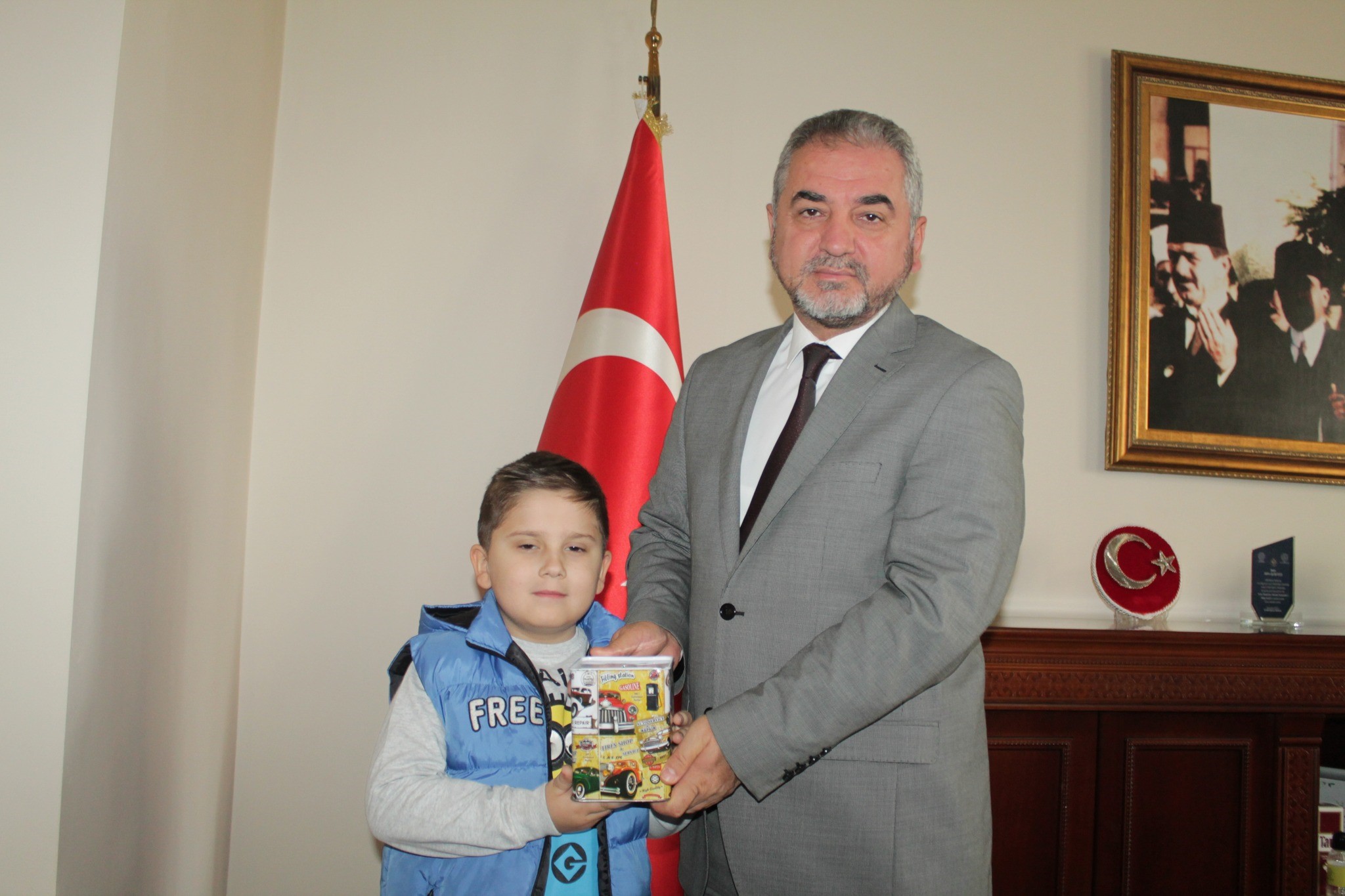 İlkokul öğrencisi Can harçlıklarını Kur'an kursu inşaatına bağışladı