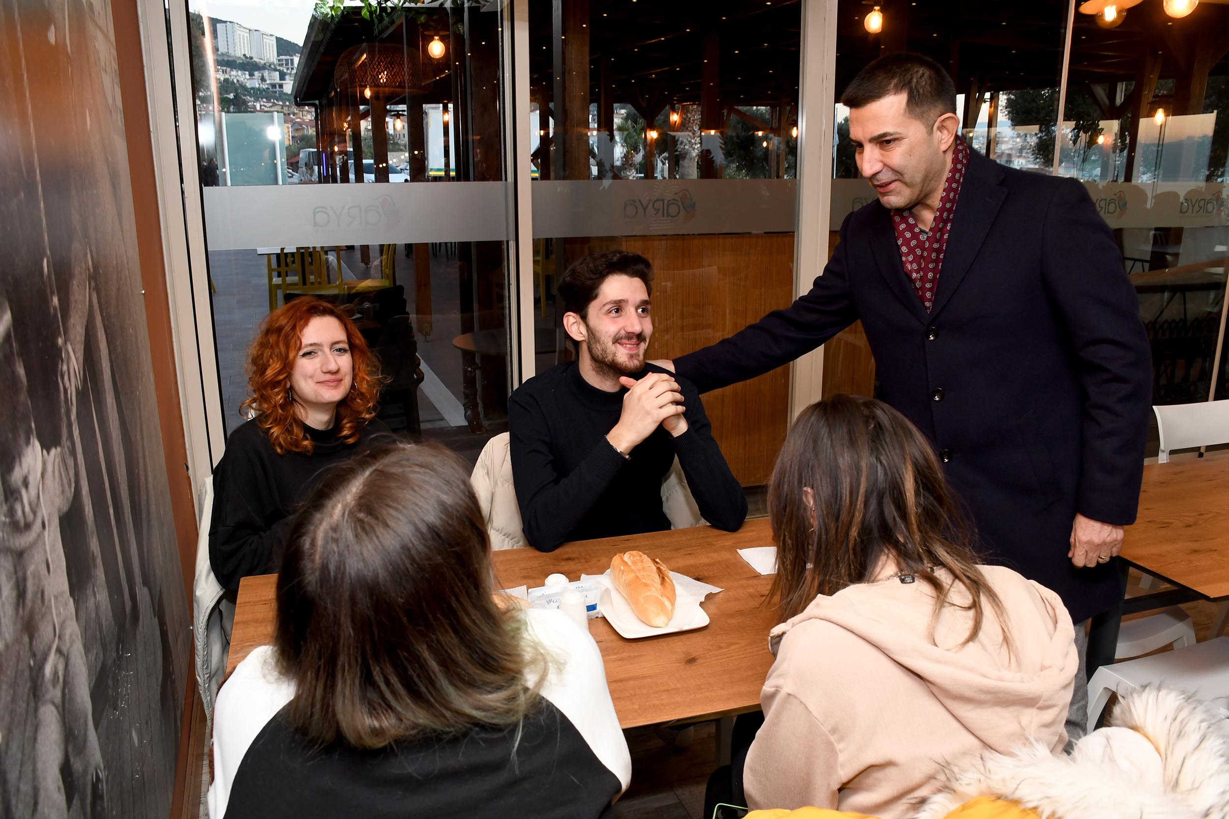 Kuşadası’nda eğitime destekte Başkan Ömer Günel farkı